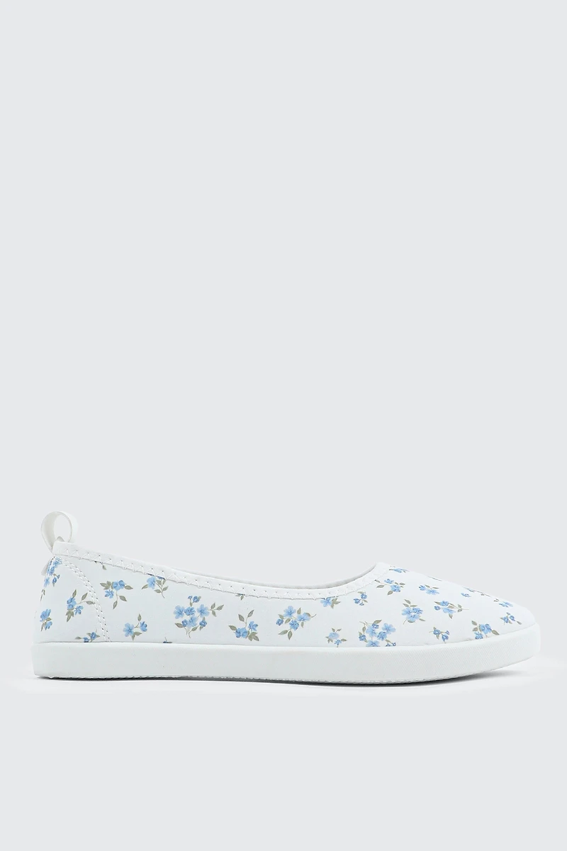 Ardene Slip On Sneakers in White | Size