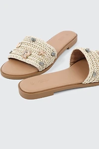 Sandales à talon plat en raphia ornées