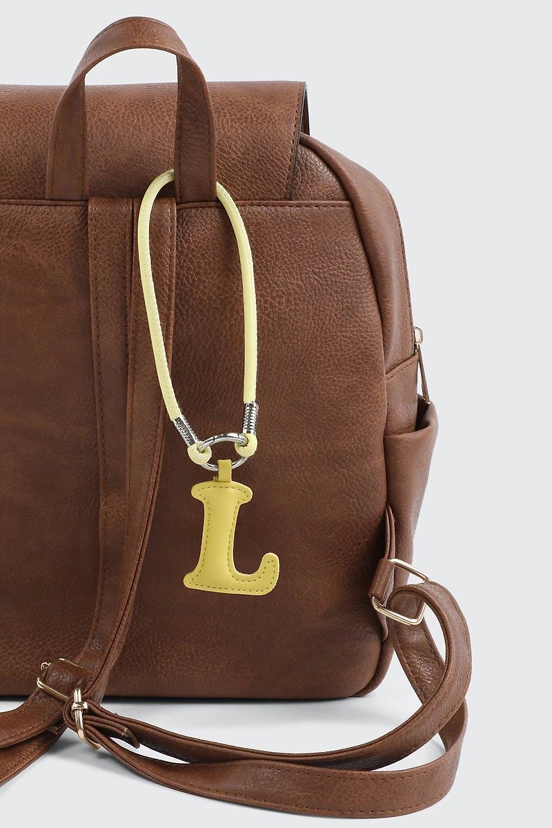Breloque en faux cuir initiale L jaune et sangle
