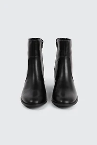 Bottillons à détail métallique au talon