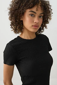 T-shirt à manches courtes en tissu texturé.