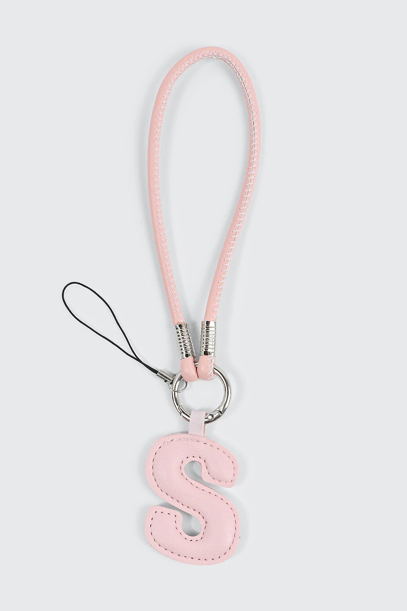 Breloque en faux cuir initiale S rose et sangle