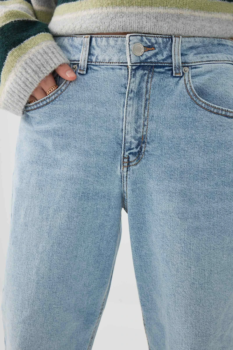 Le jean Muse coupe mom et taille haute