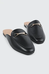 Mules à bout rond et ornement en métal