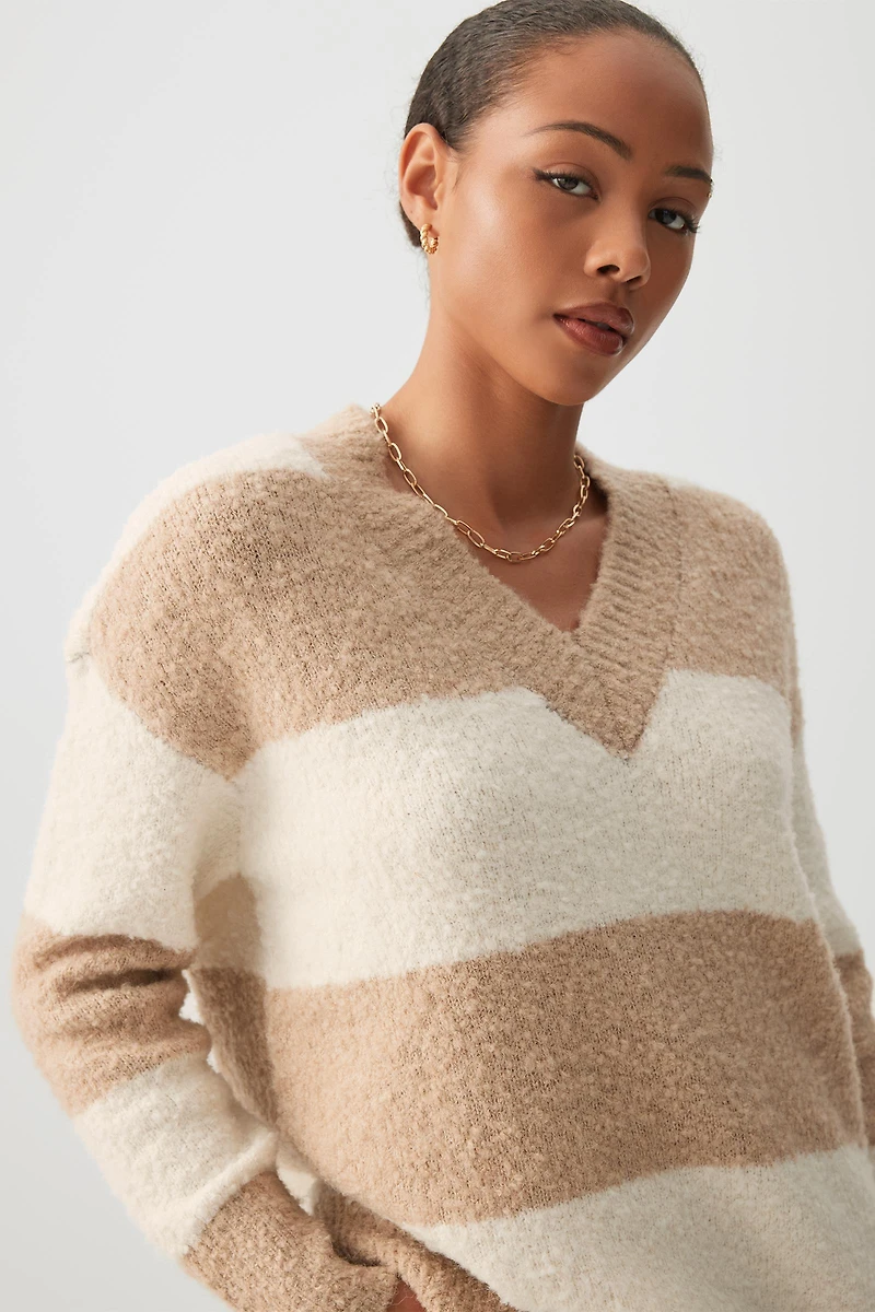 Chandail col V ample en tricot boucl