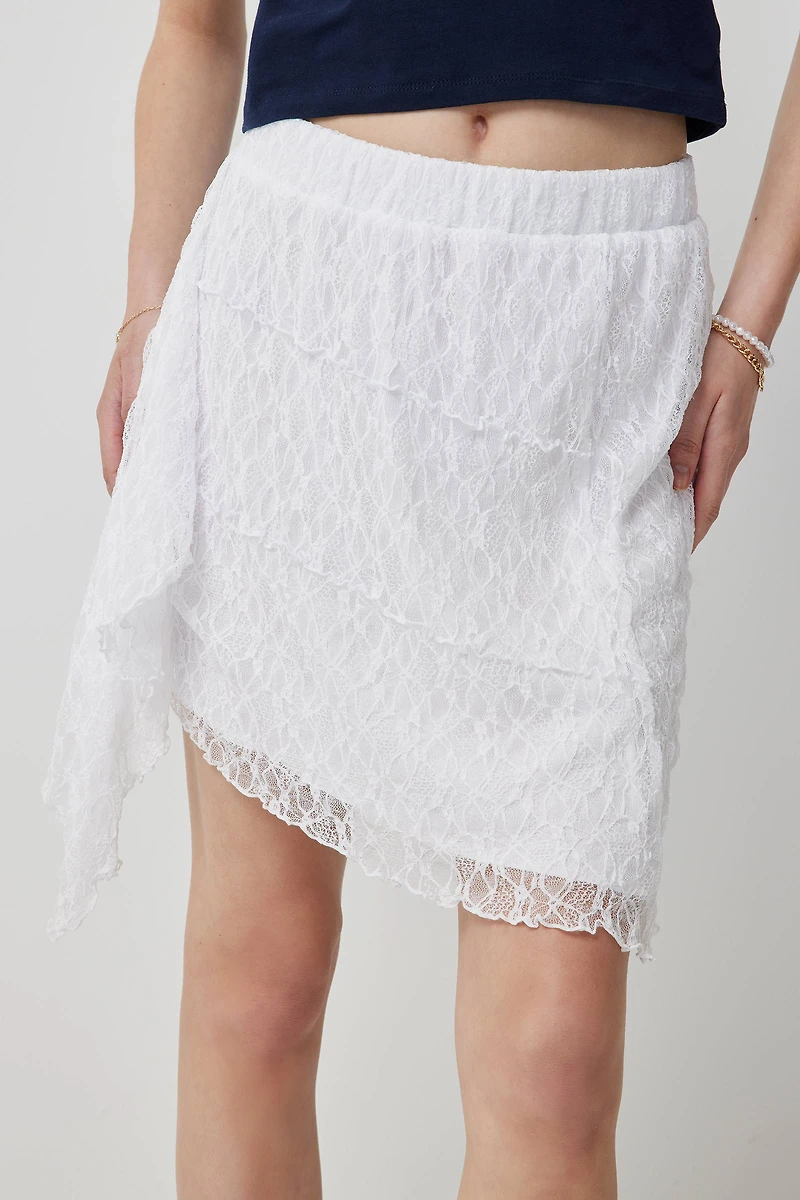 Jupe courte asymétrique en dentelle