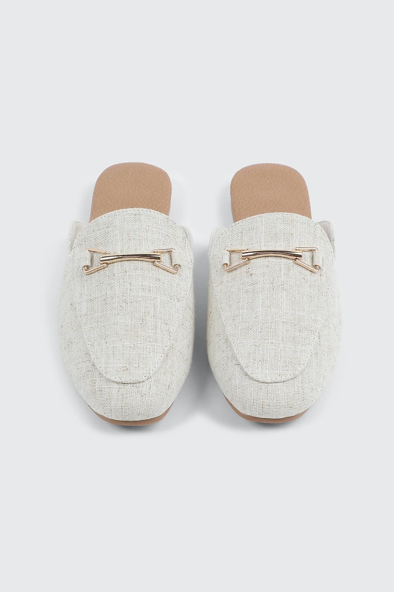 Mules à bout rond et ornement en métal