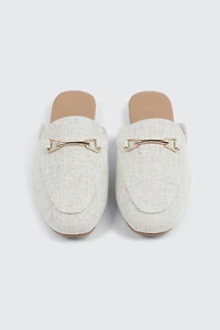 Mules à bout rond et ornement en métal