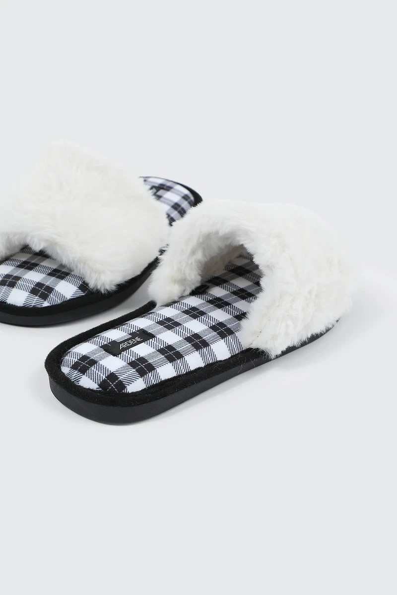 Pantoufles à carreaux et fausse fourrure