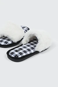 Pantoufles à carreaux et fausse fourrure