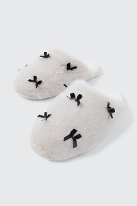 Pantoufles en fausse fourrure à détail de boucles