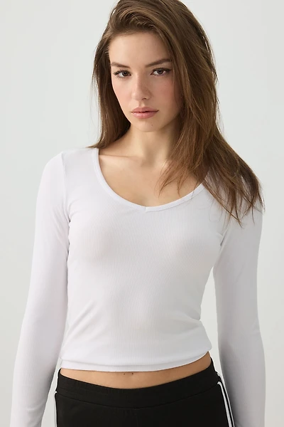 Haut à manches longues et col dégagé extensible