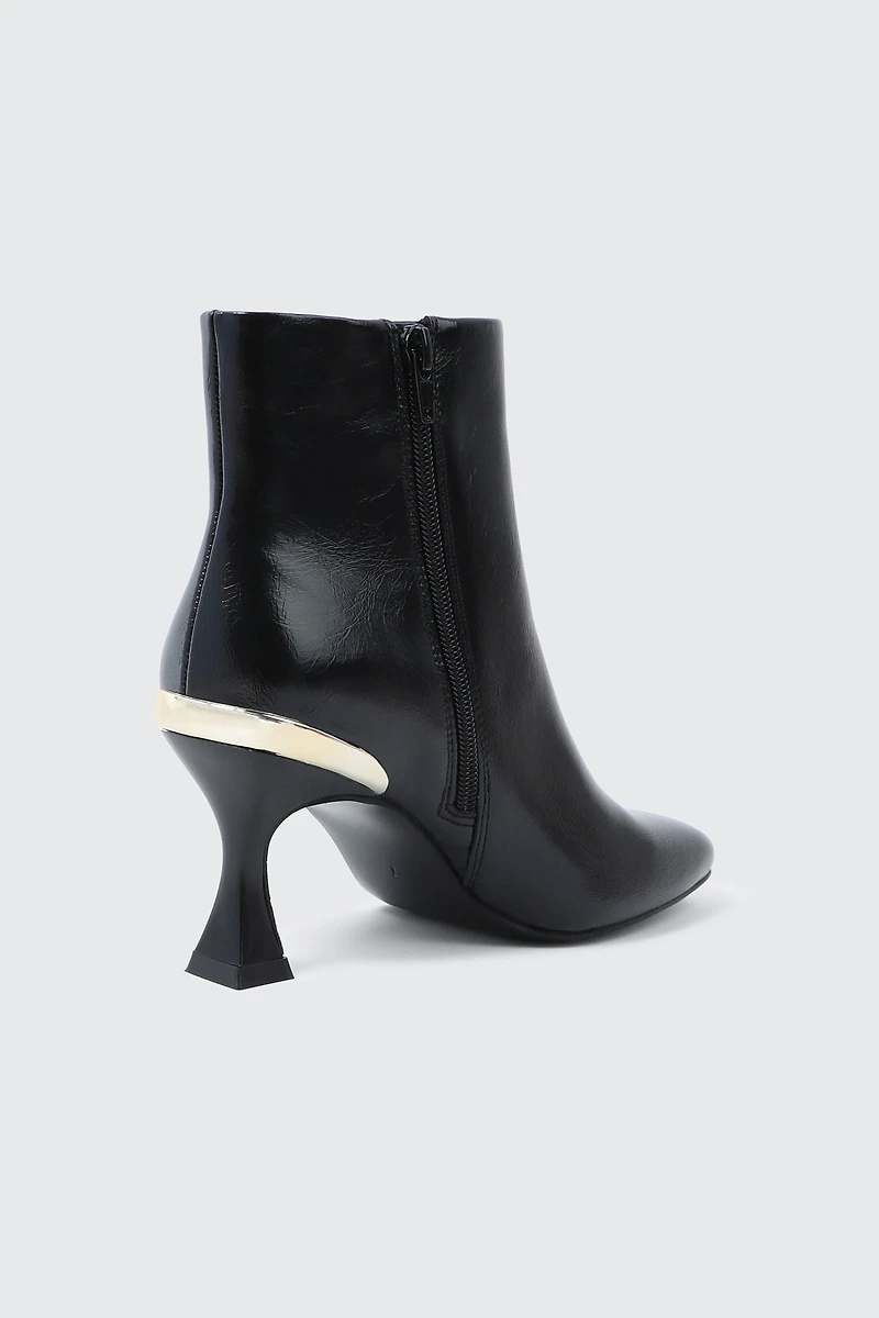 Bottillons à talon évasé et détail métallique