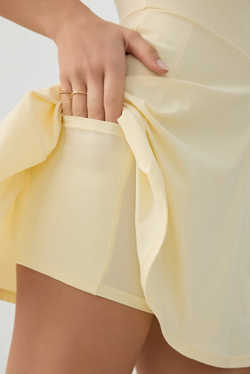 Robe courte à col montant en tissu doux