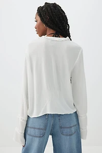 Blouse nouée à l'avant en tissu froissé volants