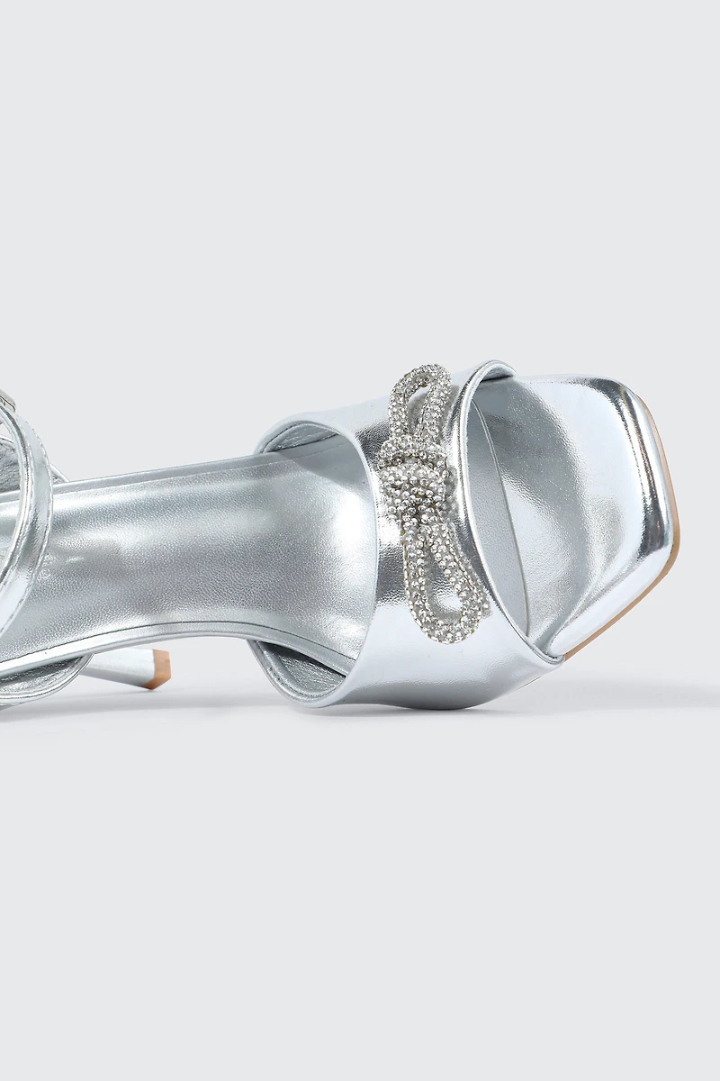 Sandales à bride unique bout carr