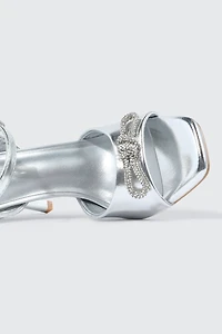 Sandales à bride unique bout carr