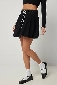 Jupe courte évasée à cordon contrastant