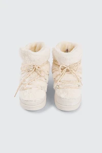 Bottes lacées en faux mouton