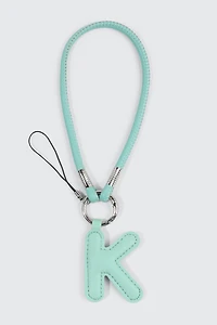 Breloque en faux cuir initiale K verte et sangle