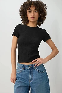 T-shirt à manches courtes en tissu texturé.