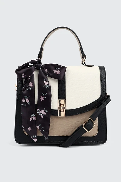 Sac carré à poignée et détail de foulard