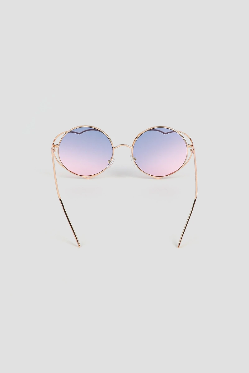 Lunettes de soleil rondes superposées