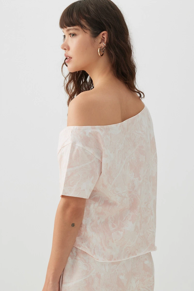 T-shirt à épaule dénudée camouflage rose