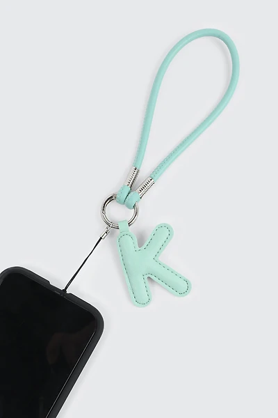 Breloque en faux cuir initiale K verte et sangle