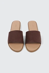Sandales à talon plat et bande en faux cuir