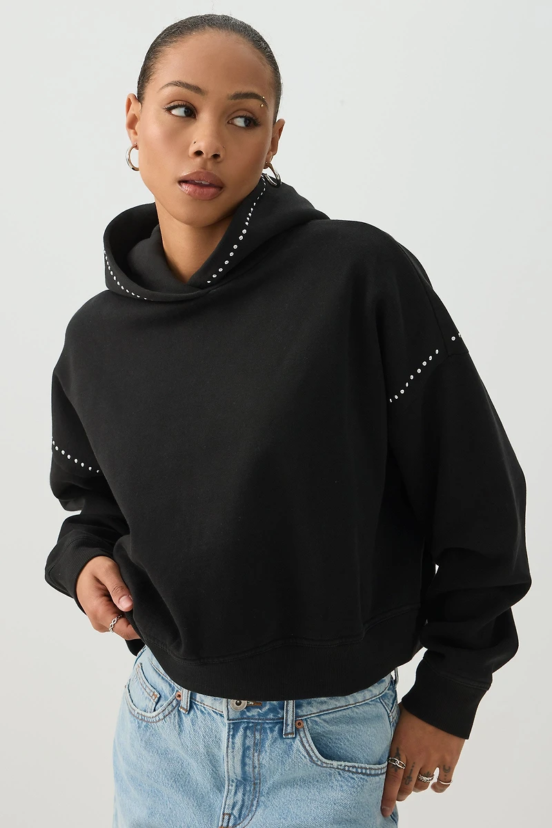 Chandail à capuchon clouté