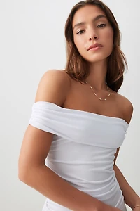 Robe courte à épaules dénudées et taille tombante