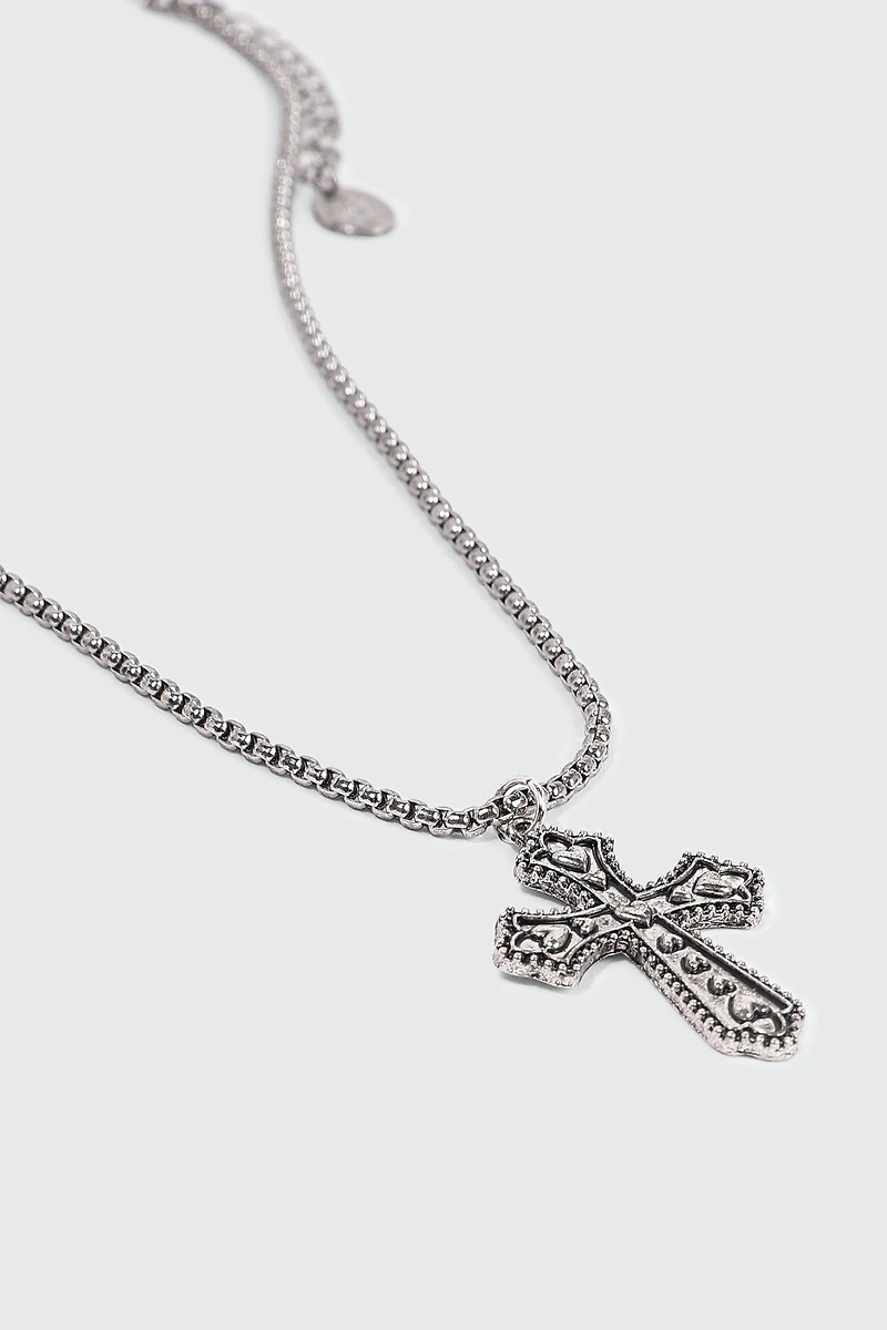 Collier à croix embossée de cœurs