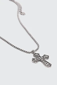 Collier à croix embossée de cœurs