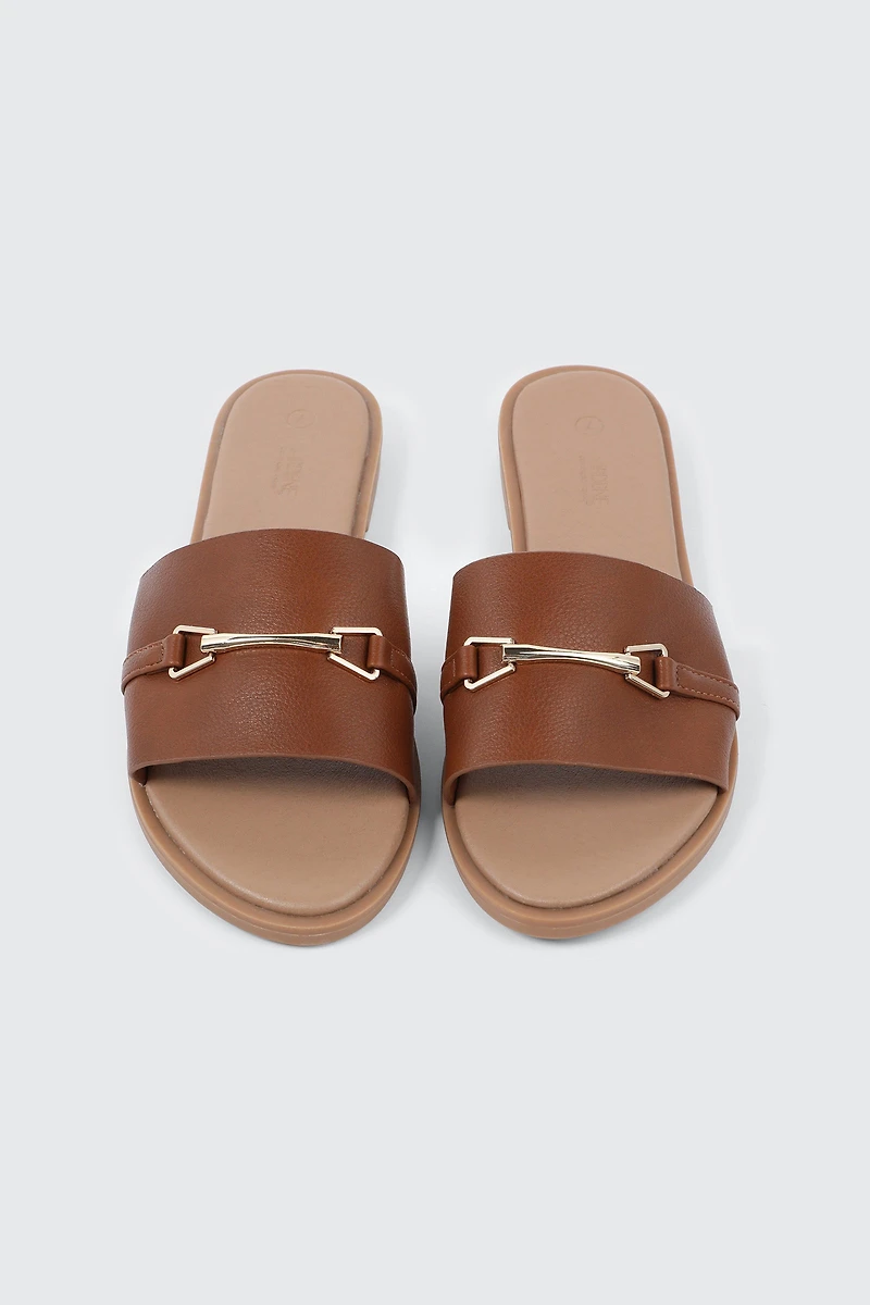 Sandales à talon plat et ornement en métal