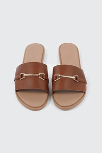 Sandales à talon plat et ornement en métal