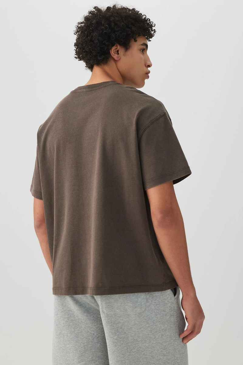 T-shirt graphique doux de coupe carrée