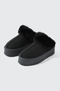 Sabots en faux mouton bordés de fausse fourrure