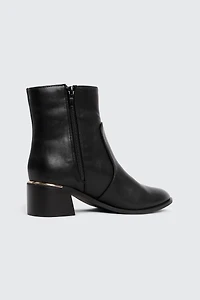 Bottillons à détail métallique au talon