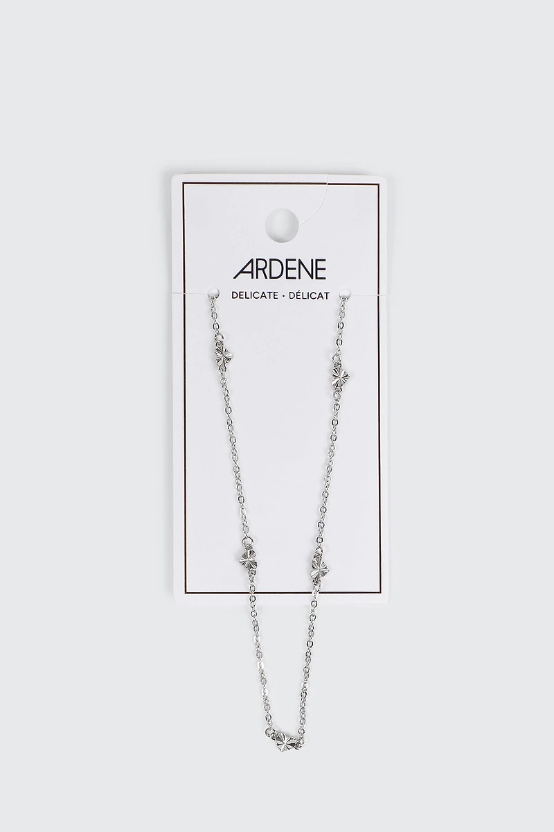 Collier à détail d'éventails en cœur