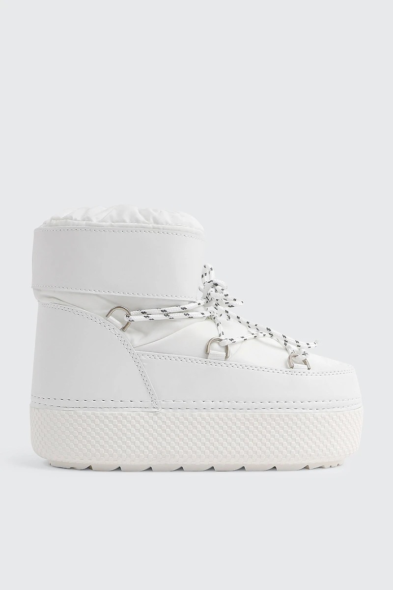 Ardene Thick Outsole Snow Boots in White | Size