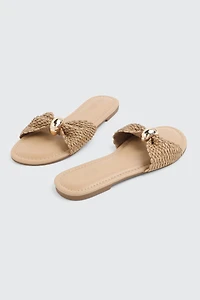 Sandales à talon plat et ornement en métal