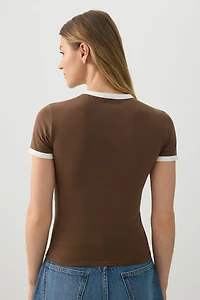 T-shirt graphique à bordures contrastantes