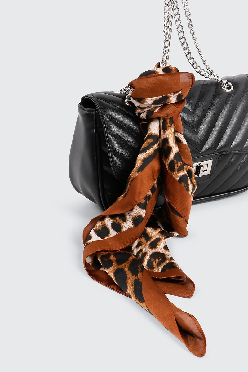 Foulard carré en satin léopard