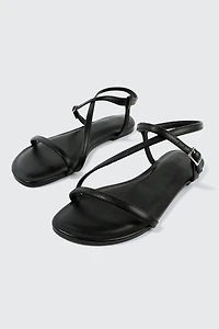 Sandales plates à brides fines