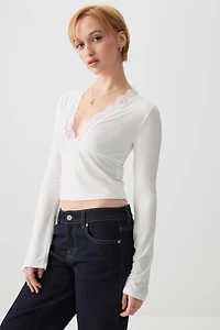 Haut à manches évasées et bordure en dentelle