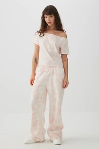 T-shirt à épaule dénudée camouflage rose