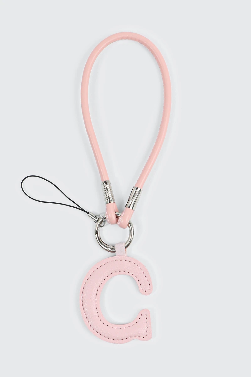 Breloque en faux cuir initiale C rose et sangle