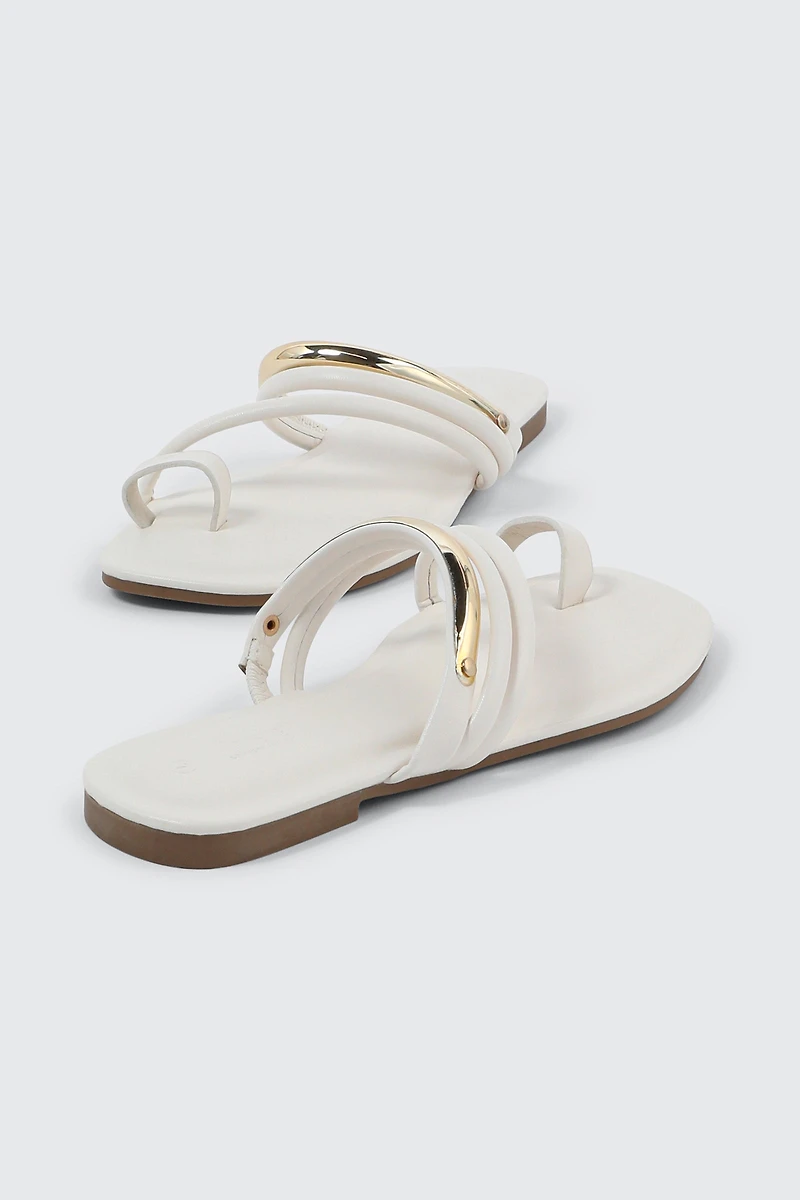 Sandales plates à bout carré et lanières