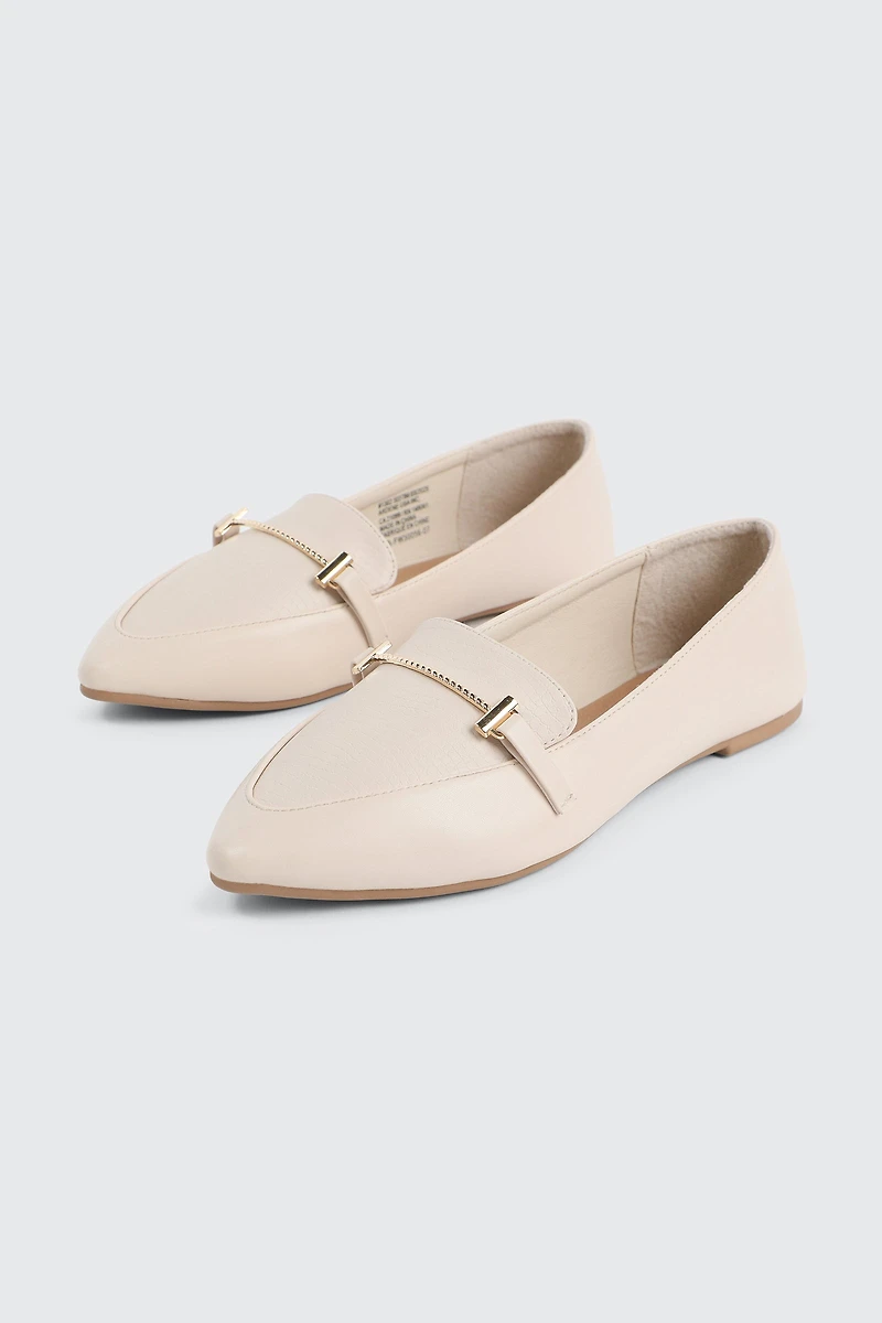 Flâneurs pointus à détail d'ornement en métal